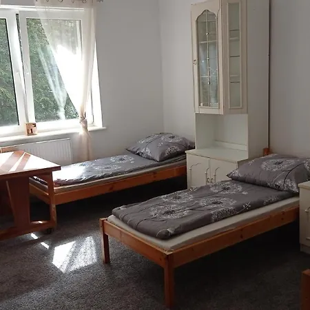 Tanie Pokoj Nr 6 1-4 Osobowy Z Lazienka Na Korytarzu *