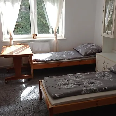 Tanie Pokoj Nr 6 1-4 Osobowy Z Lazienka Na Korytarzu *