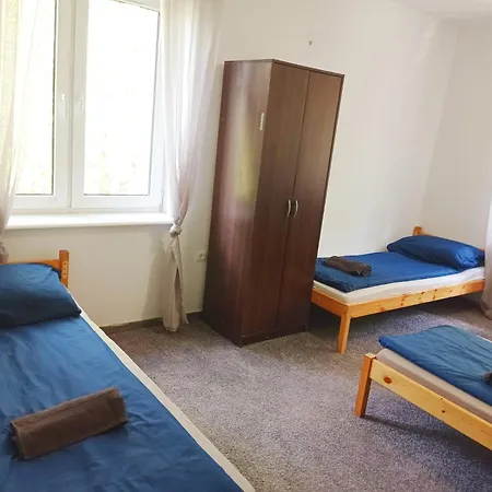 Appartamento Tanie Pokoj Nr 6 1-4 Osobowy Z Lazienka Na Korytarzu